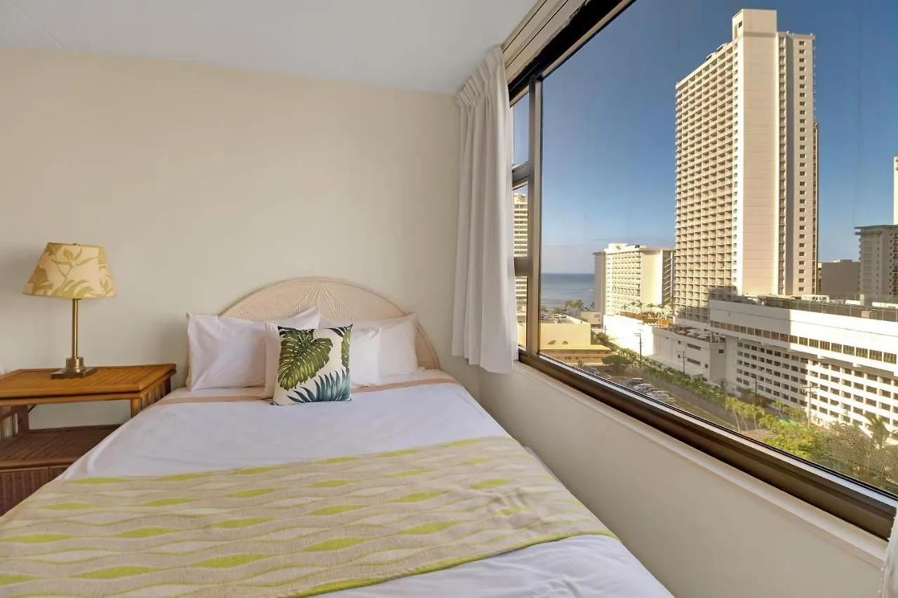 Breezy Waikiki Condo 2 Blocks From The Beach & Free Parking! Honolulu Apartment