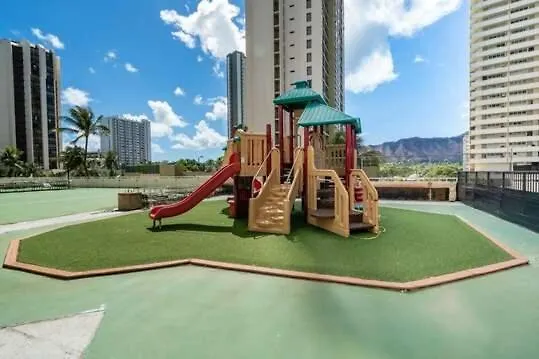 Breezy Waikiki Condo 2 Blocks From The Beach & Free Parking! Honolulu Apartment