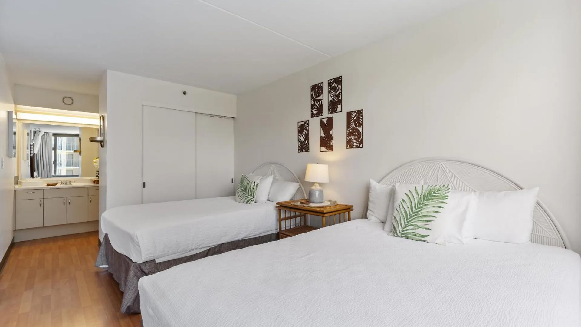 Apartment Breezy Waikiki Condo 2 Blocks From The Beach & Free Parking! Honolulu