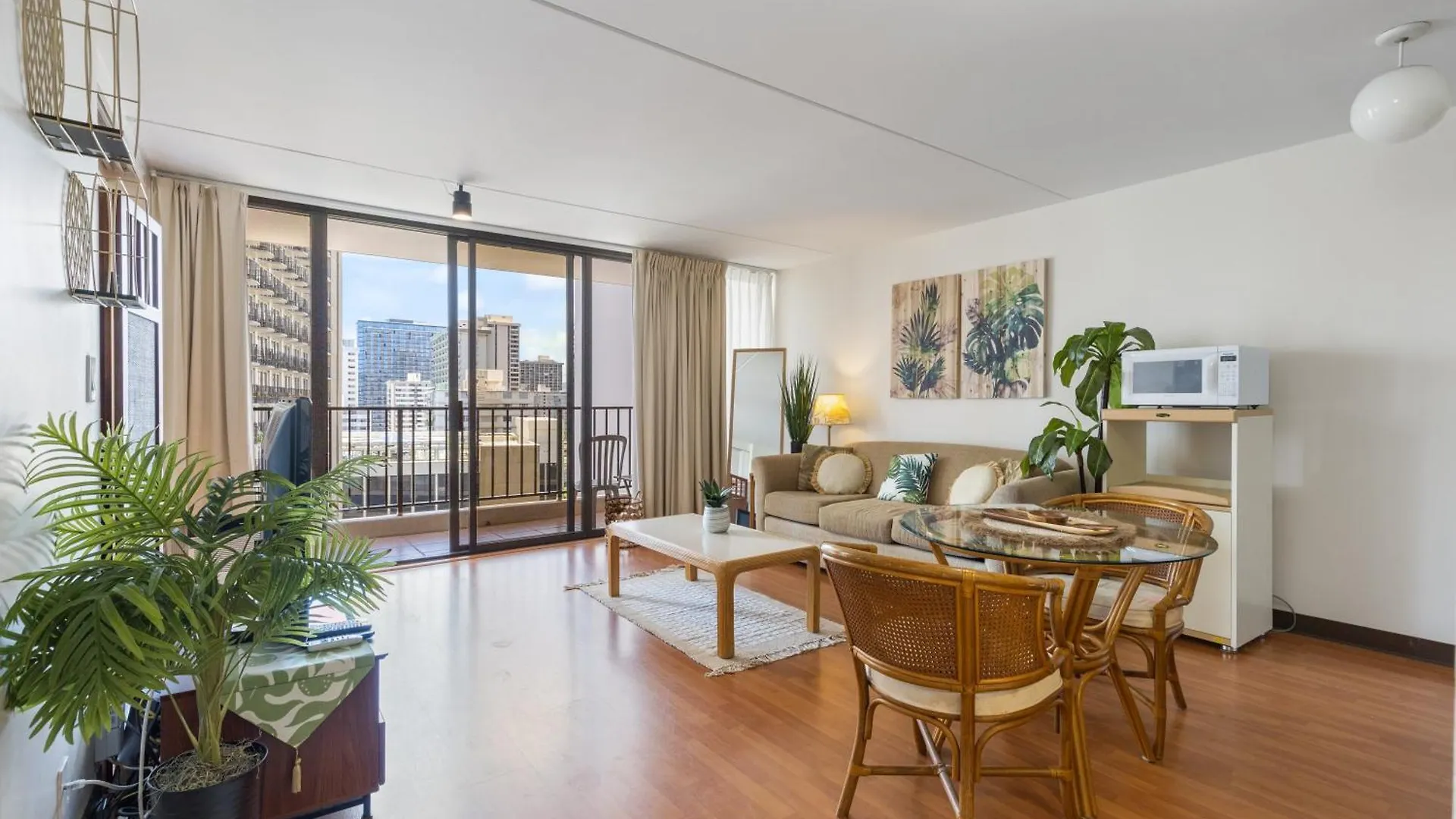 Breezy Waikiki Condo 2 Blocks From The Beach & Free Parking! Honolulu United States