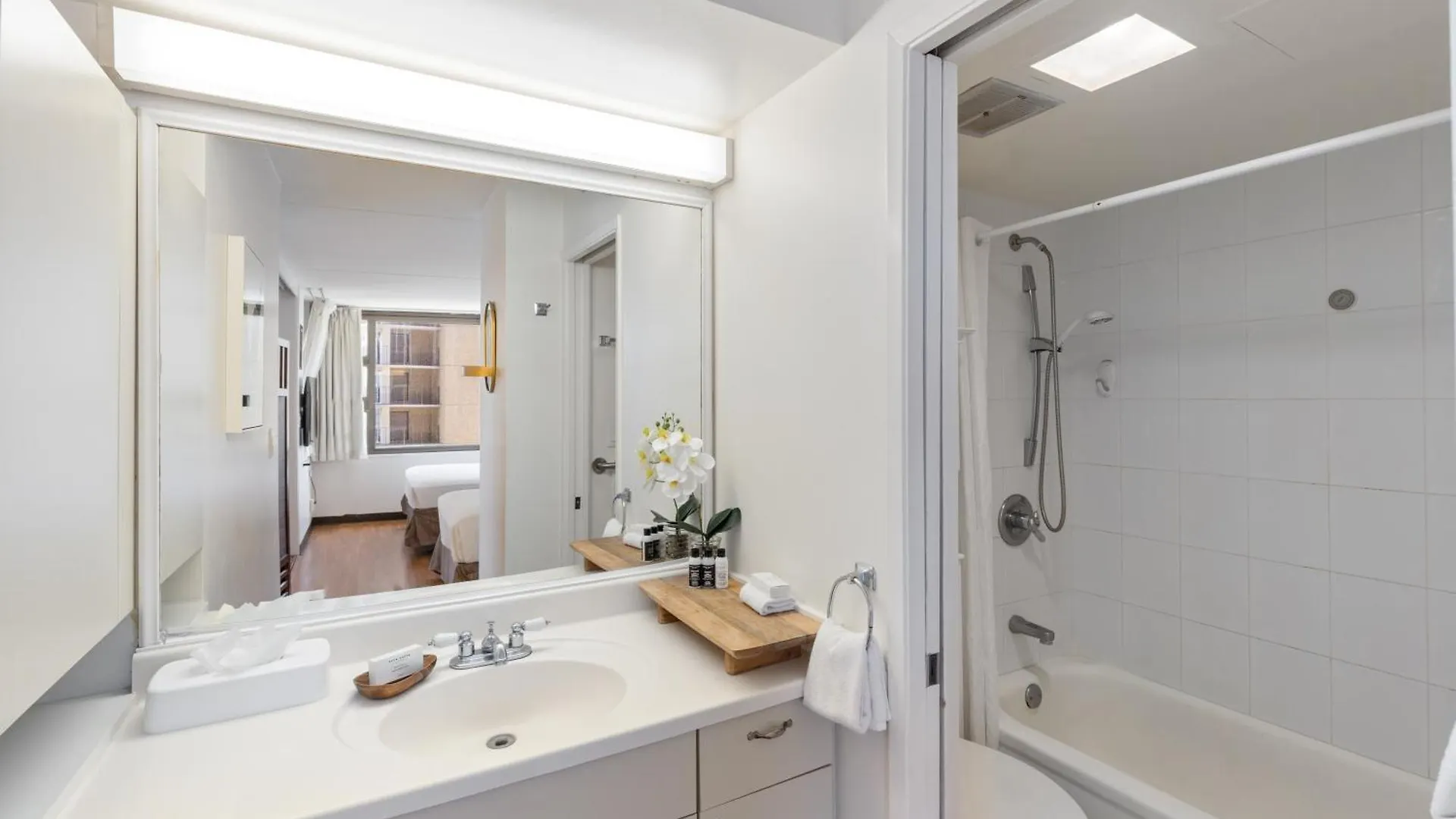 Breezy Waikiki Condo 2 Blocks From The Beach & Free Parking! Honolulu Apartment