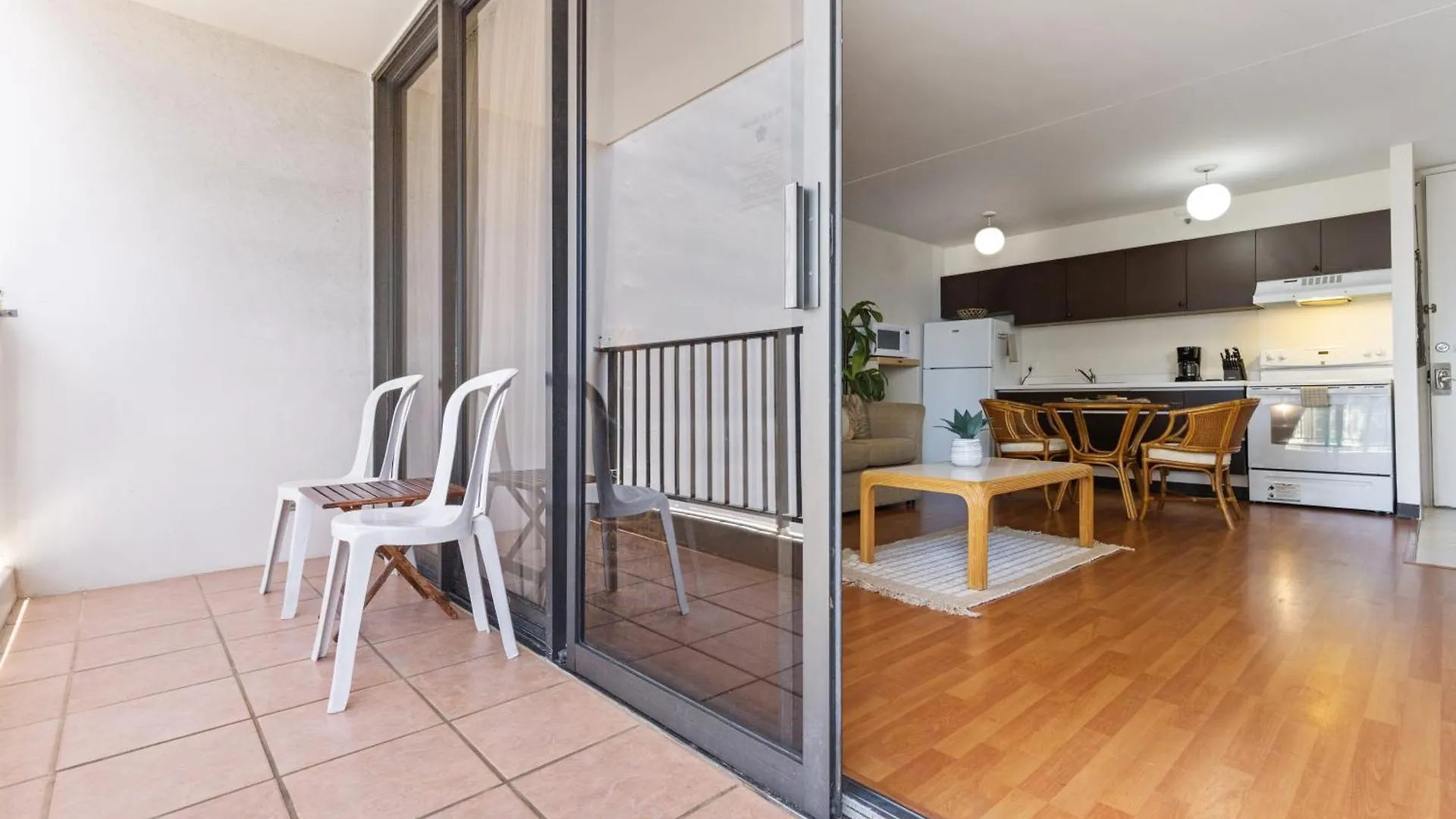 Breezy Waikiki Condo 2 Blocks From The Beach & Free Parking! Honolulu Apartment