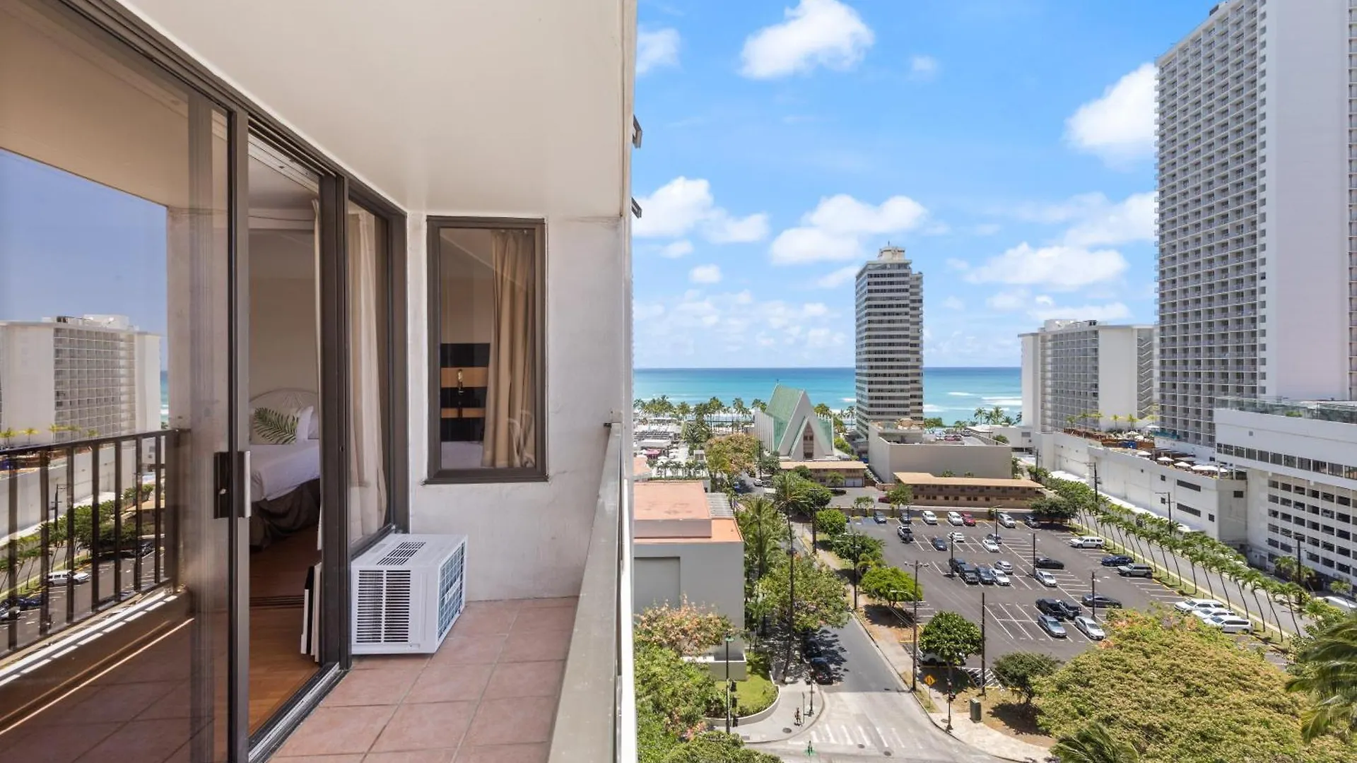 Apartment Breezy Waikiki Condo 2 Blocks From The Beach & Free Parking! Honolulu