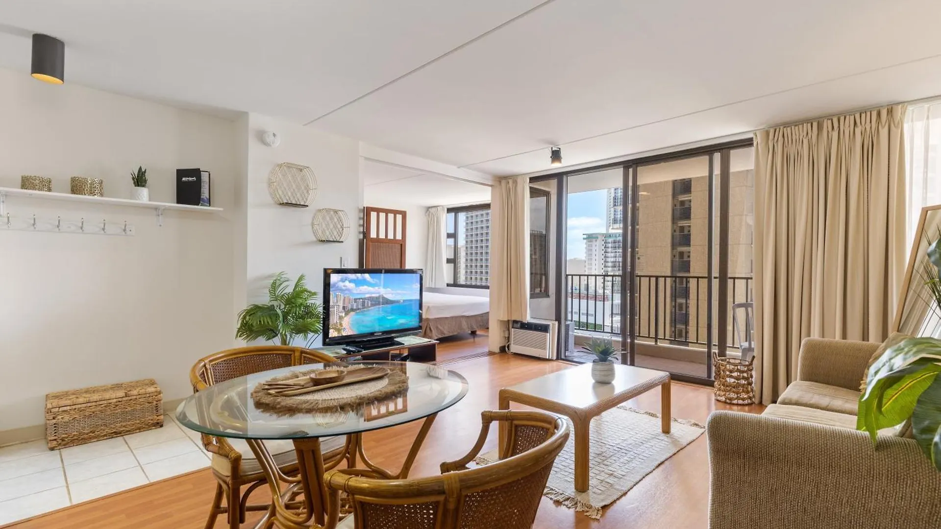 Breezy Waikiki Condo 2 Blocks From The Beach & Free Parking! Honolulu
