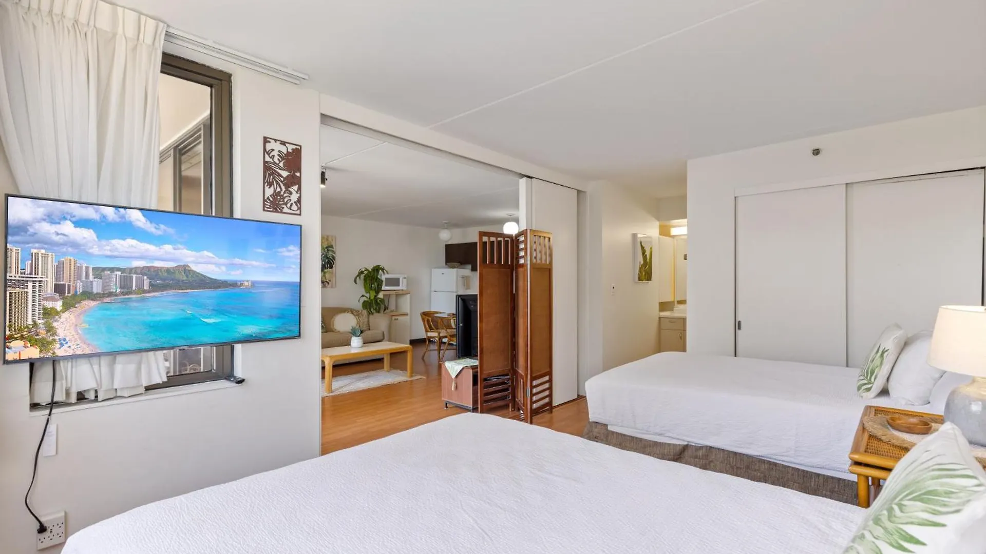 Apartment Breezy Waikiki Condo 2 Blocks From The Beach & Free Parking! Honolulu