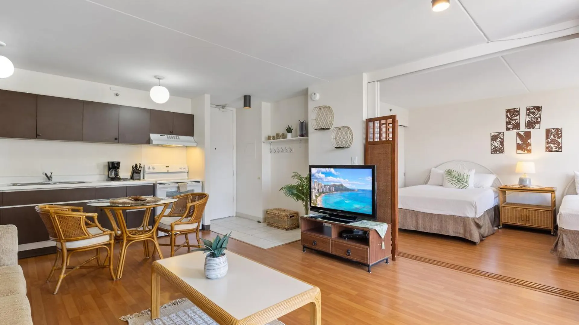 Breezy Waikiki Condo 2 Blocks From The Beach & Free Parking! Honolulu